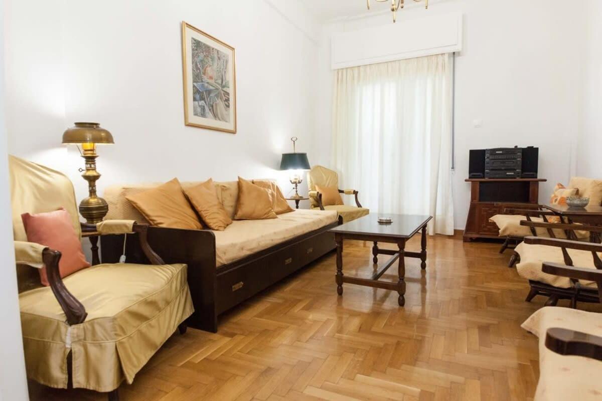 Charming Vintage 2br With Balcony In Koukaki *
