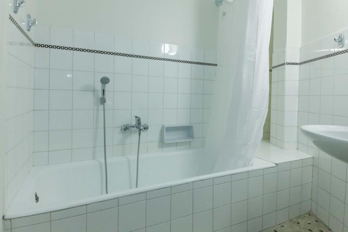 Charming Vintage 2br With Balcony In Koukaki * Athens