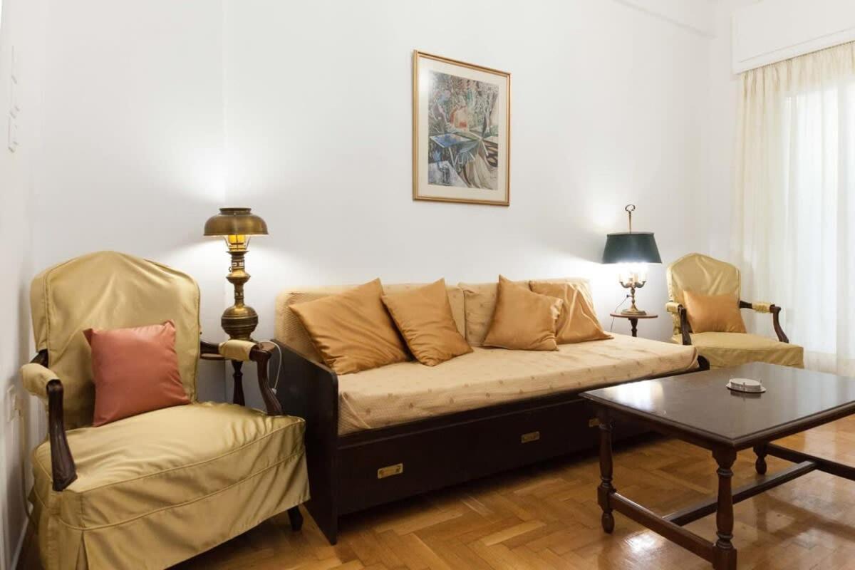 Charming Vintage 2br With Balcony In Koukaki *