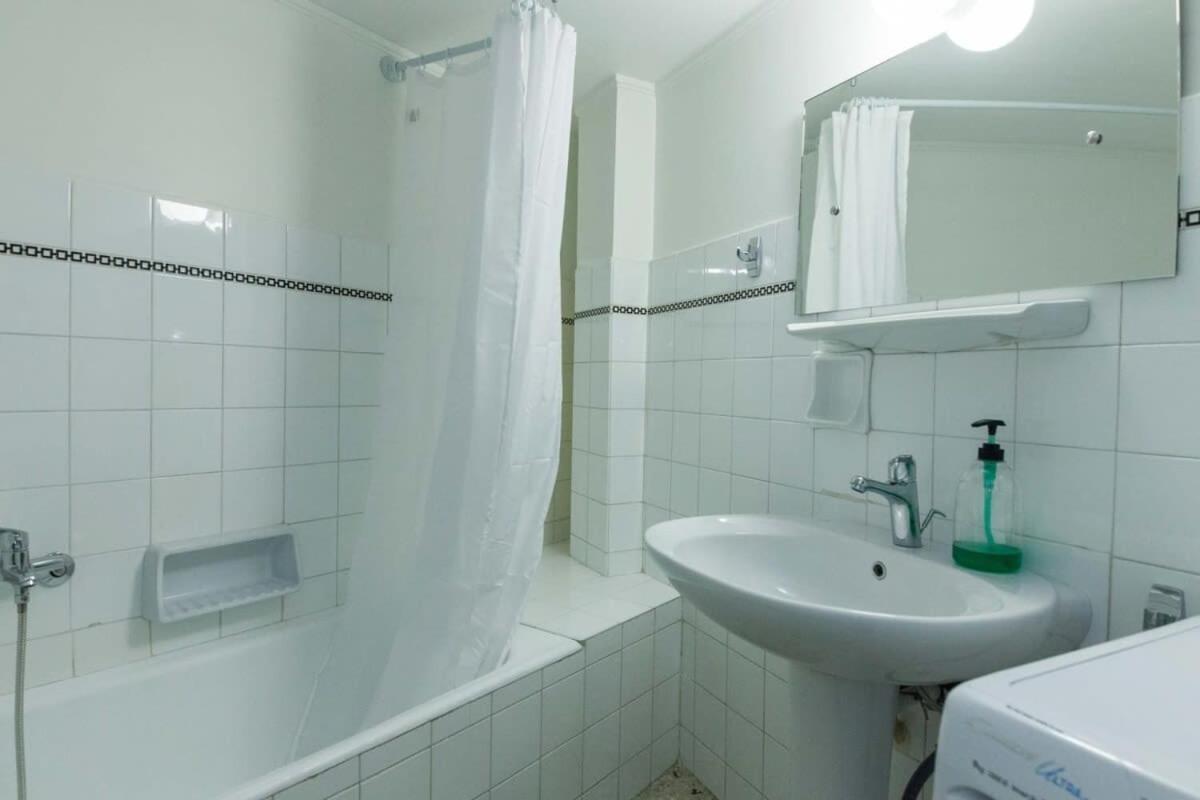 Charming Vintage 2br With Balcony In Koukaki *